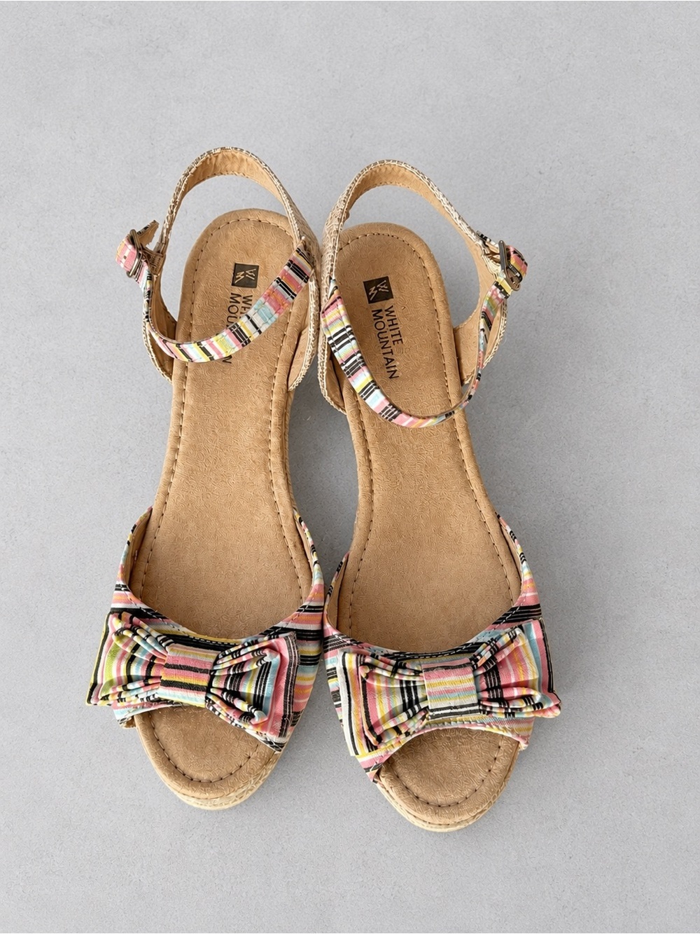 White Mountain Colorful Bow Wedge Sandals – Women’s Size 8.5